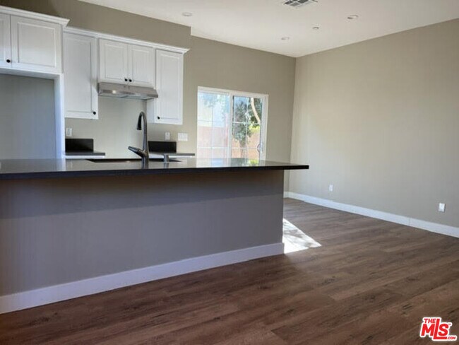 Building Photo - 334 Stepney St