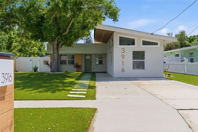 Building Photo - 3916 W Iowa Ave