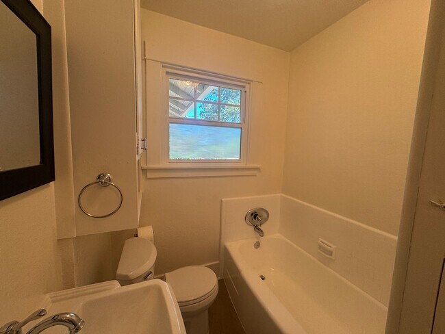 Building Photo - 3 Bedroom, 2 Bath Home for Lease