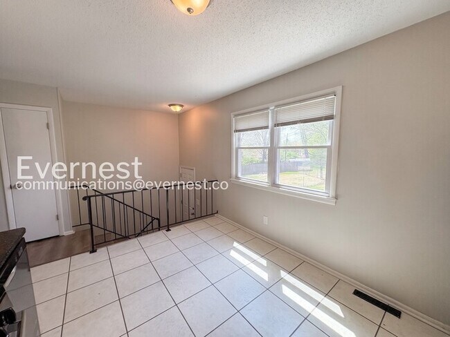 Building Photo - 3 Bed/1.5 Bath Home with Garage / Pet-Friendly / Coming Soon!