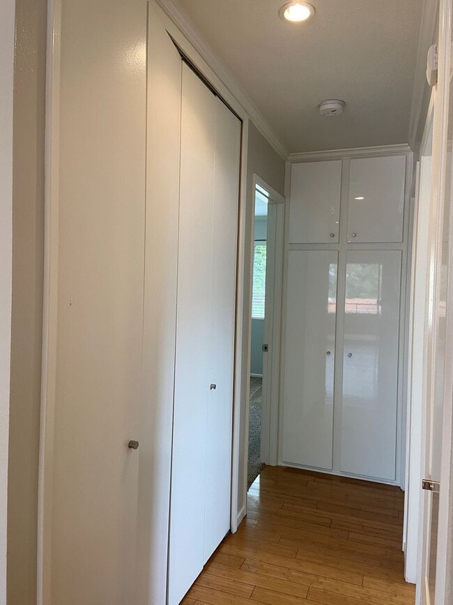 Building Photo - 2 Bed, 1 Bath Townhouse with attached 2 car garage ready to move in soon!!