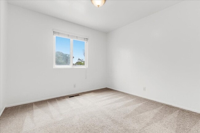 Building Photo - Four Bedroom in Oak Hill Oaks