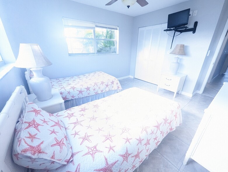 Twin beds - 3124 US HWY 441 SE