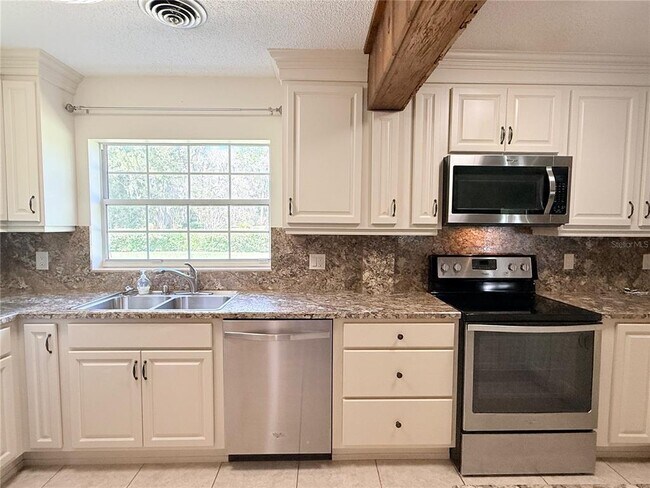 Building Photo - 4701 NE 7th Ave