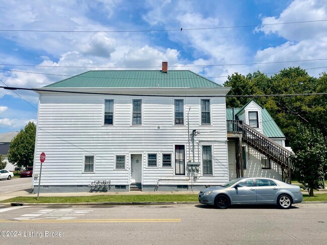 Building Photo - 1902 E Oak St