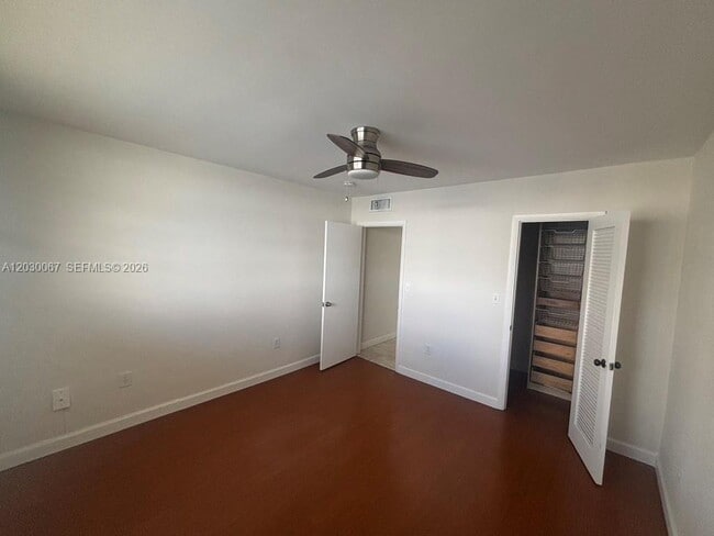 Building Photo - 2999 Point E Dr