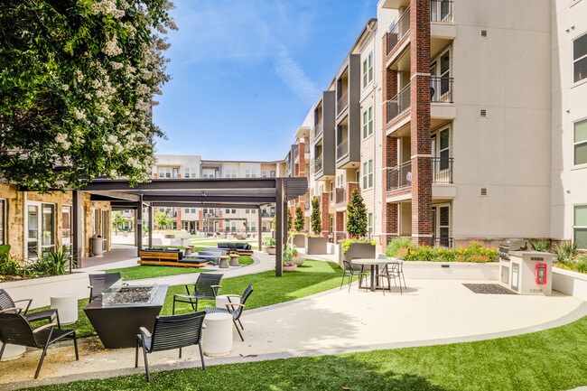 Primary Photo - Landmark On Lovers