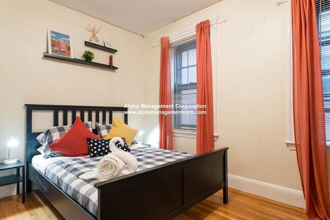 Building Photo - Amazing Coolidge Corner Apt right by T, Shopping, Nightlife and Restaurants.  Quick commute to BU!