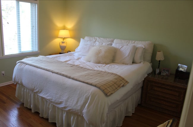 Master bedroom - 3283 Kelton Ave
