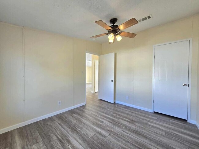 Building Photo - 127 Knollwood Dr