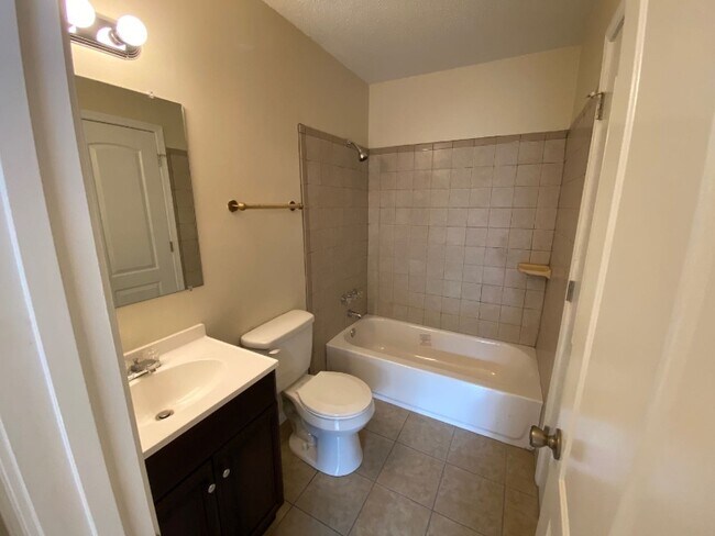 Building Photo - 449 Hickory Hill Dr