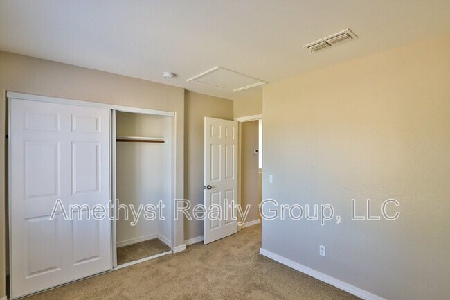 Building Photo - 11706 W Sunnyside Dr