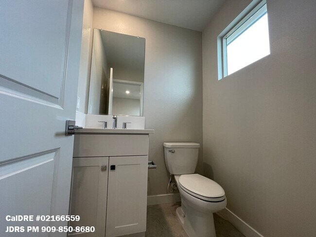 Building Photo - Lake Forest 3 Bedroom Home