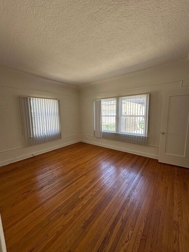 Building Photo - 454 N Orange Grove Ave
