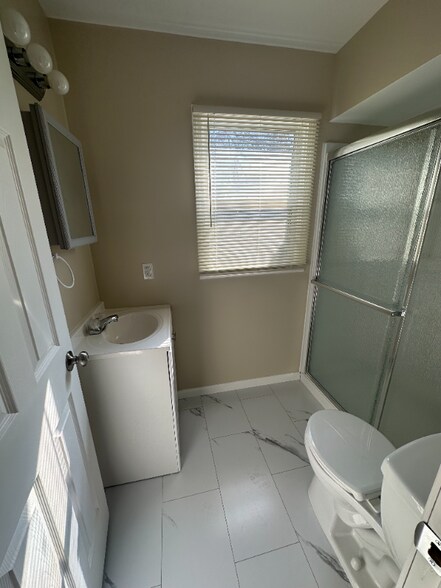 Building Photo - 921 Main St