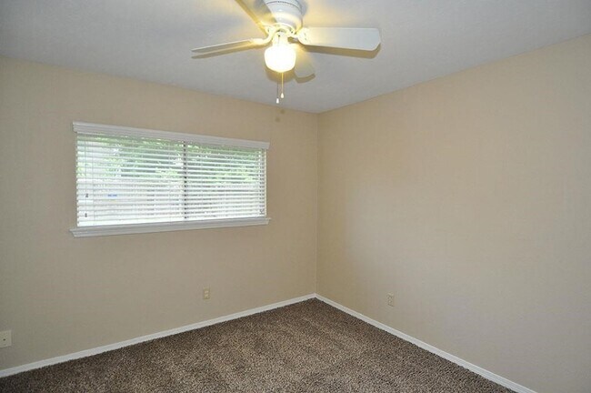 Building Photo - 28302 Doverbrook Dr