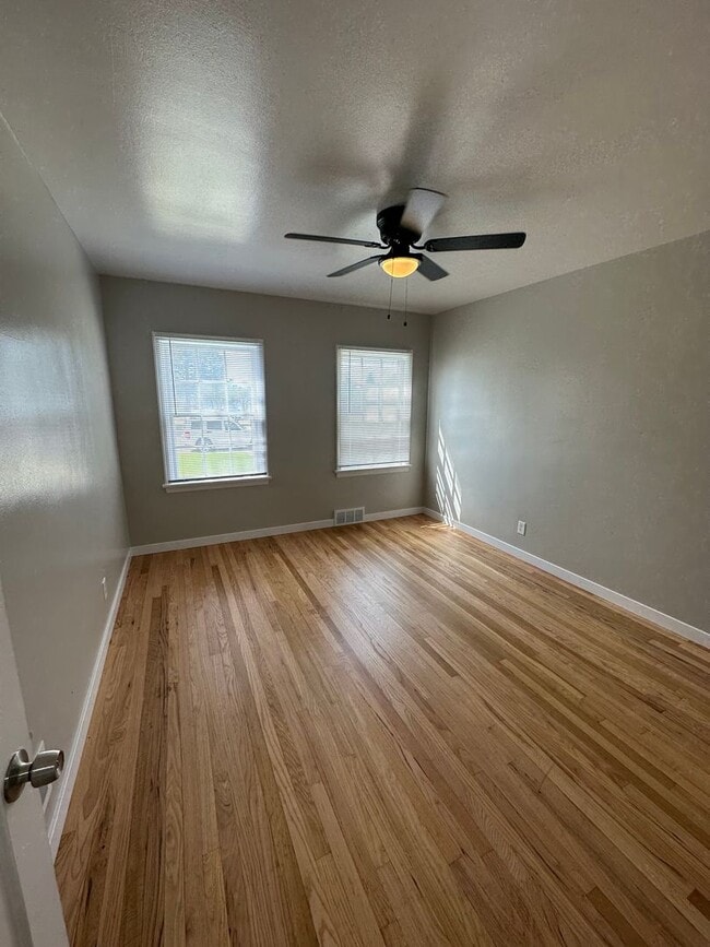 Building Photo - 2 BEDROOM, 1 BATHROOM APARTMENT