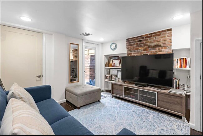 Building Photo - 327 7th St