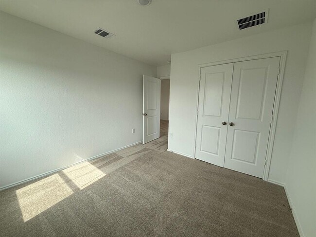 Building Photo - 519 Vantage Dr