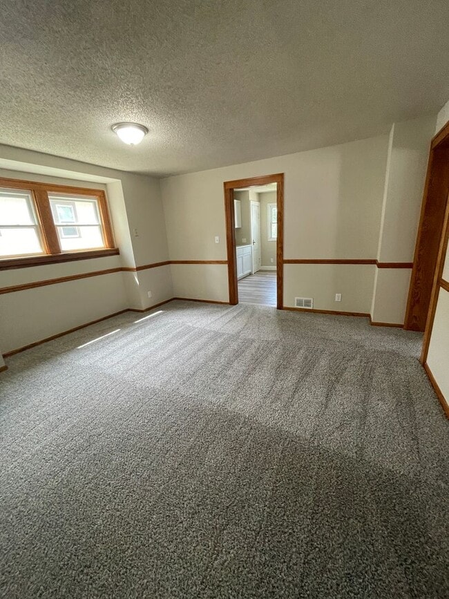 Building Photo - Remodeled 3 Bedroom , 1 Bath Home!