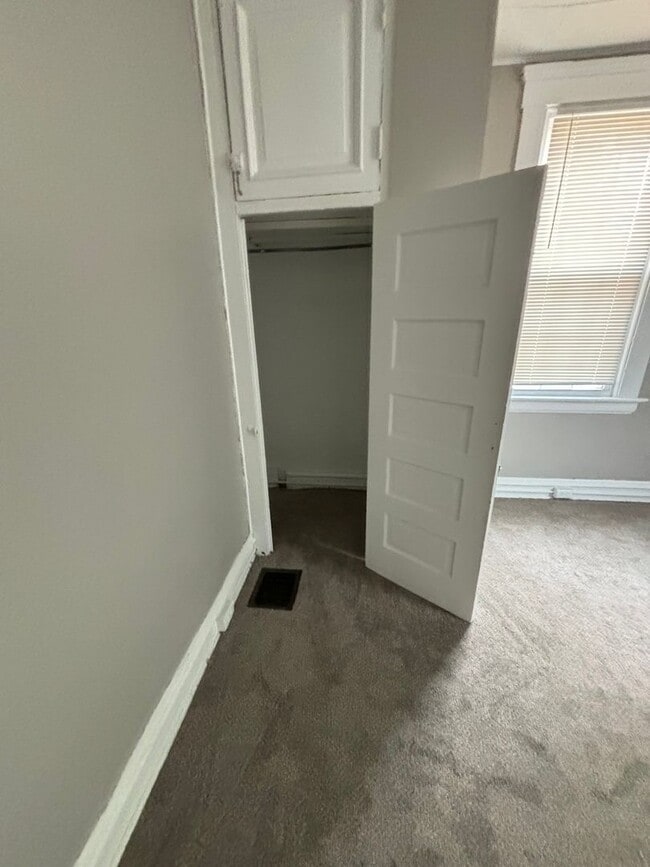 Building Photo - 2BD / 1BA Duplex