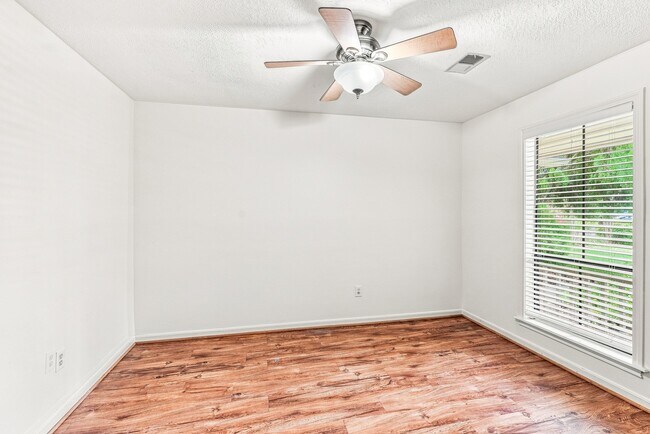 Building Photo - 15907 Spring Forest Dr