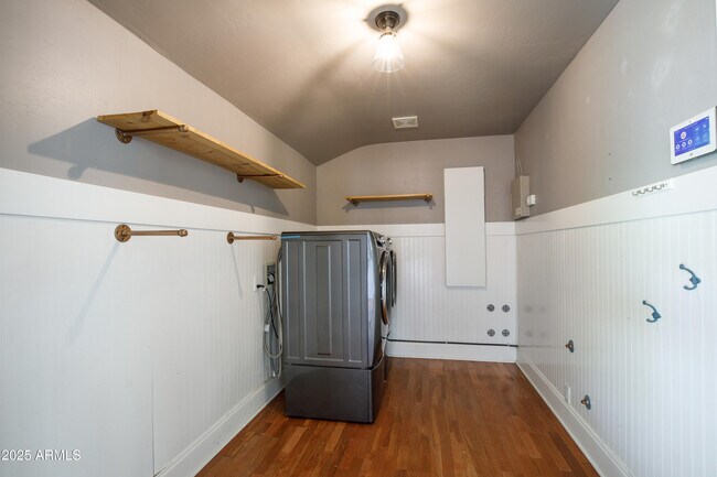 Building Photo - 4302 E Whitton Ave