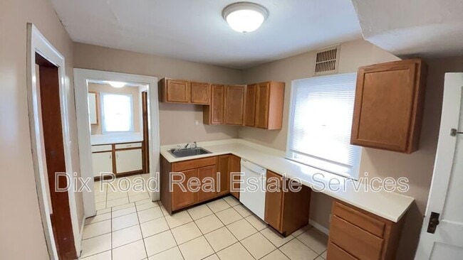 Building Photo - 703 N D St