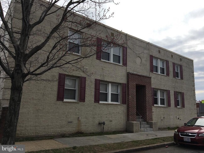 Building Photo - 1001 16th St NE