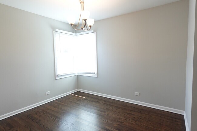 Building Photo - 161 W Franklin Dr
