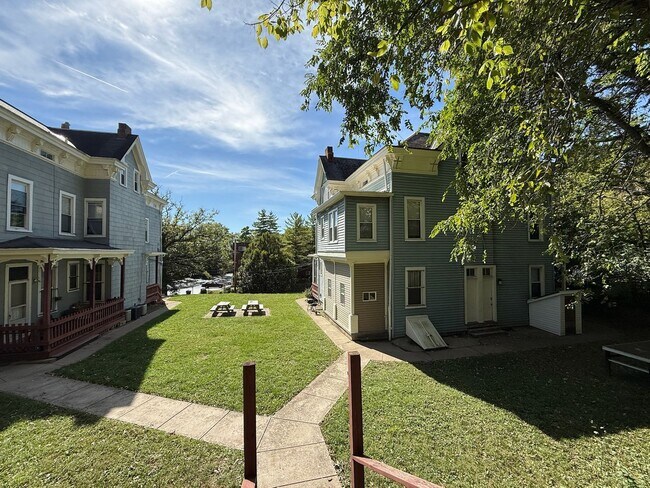 Building Photo - 32 Conklin St