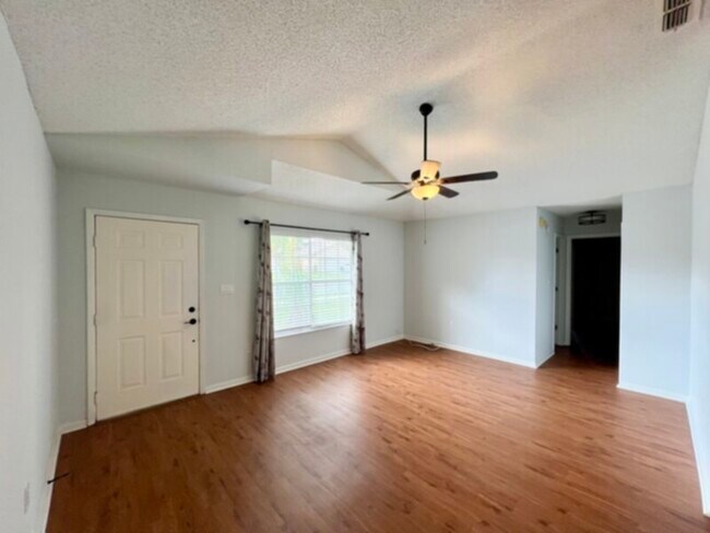 Building Photo - Beautiful 3 Bedroom, 2 Bath Home in Sanfor...
