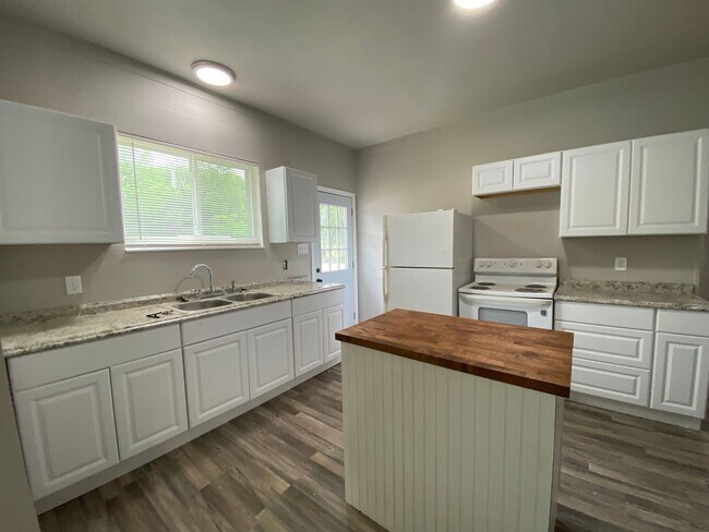 Building Photo - 1101 W Lone Star Ave