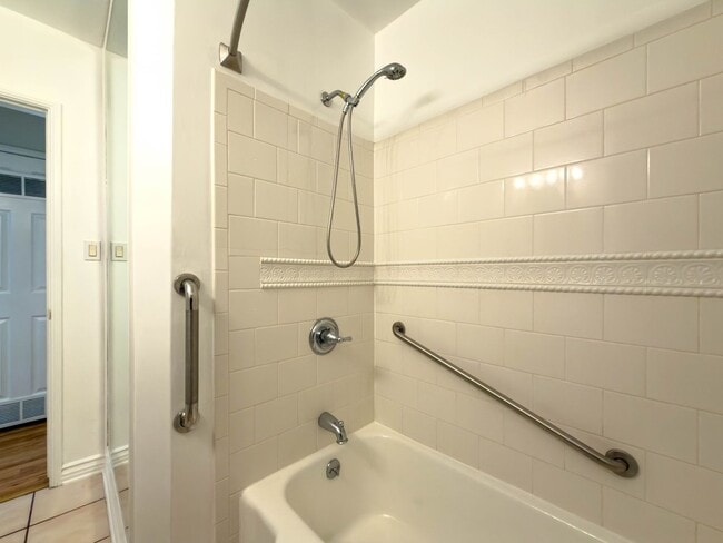 Building Photo - 10428 Riverside Dr