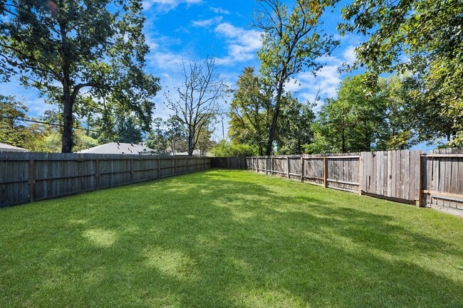 Building Photo - 2102 Rolling Glen Dr