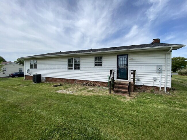 Building Photo - 1804 Sherwood Dr