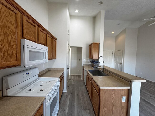 Building Photo - 1105 Meadowlark Way SE