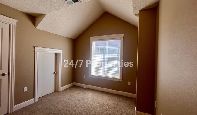 Building Photo - Large 4BD I 2.5BA Home - West Linn!