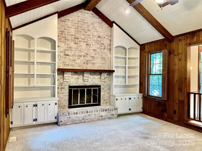 Building Photo - 911 Reverdy Ln