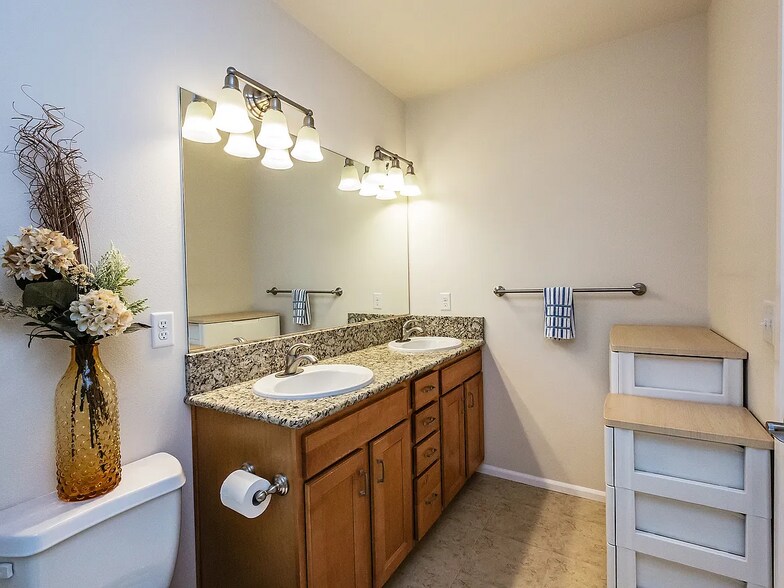 Building Photo - 4786 Strathmore Cir SW