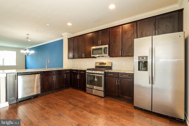 Building Photo - 113 Royal Mews