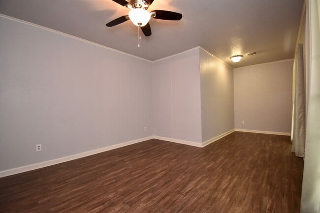 Building Photo - Spacious 4 bedroom 3 bathroom home with large yard and 2 car garage