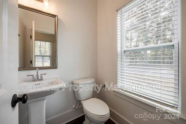 Building Photo - 1233 Eastway Dr