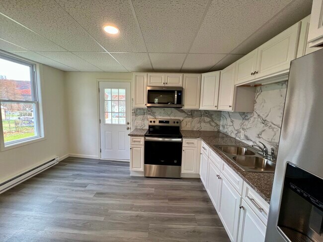 Building Photo - 425 Center St