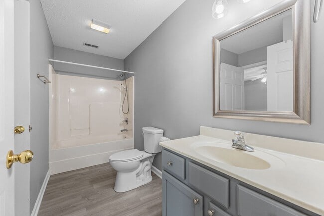 Building Photo - Updated One Level 2 Bedroom / 2 Full Bath ...