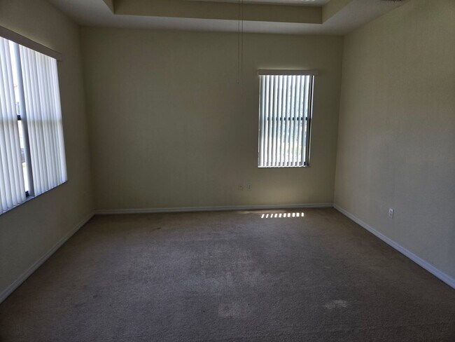 Building Photo - 1250 Clove Dr