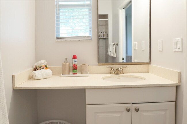 Building Photo - 821 SW 13th Ct