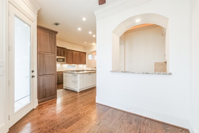 Building Photo - 407 W Bell St