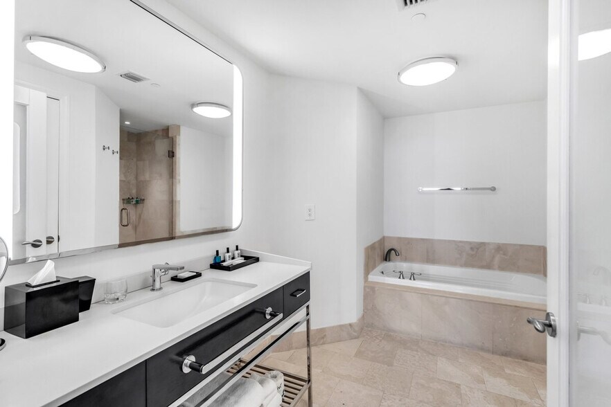 Building Photo - 4390 Collins Ave