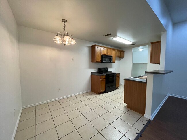 Building Photo - 3-bed/2-bath with Garage!
